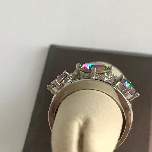 Beautifully Designed Fancy Ring! - Picture 5 of 7